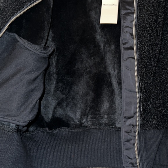 Abercrombie Women’s Sherpa Bomber - NWT (sold out online) - Picture 4 of 8